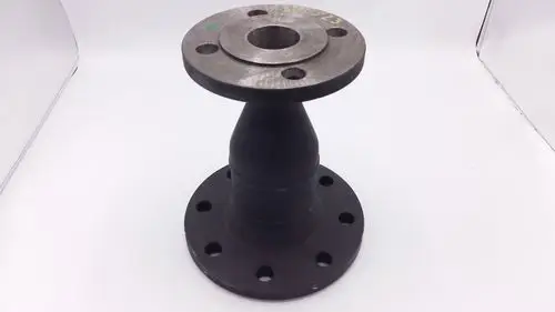 Passstück mit einem Flansch oben und einem konischen Teil für Rohrverbindung. Remeha-Produkt zur Verwendung in Rohrleitungssystemen.